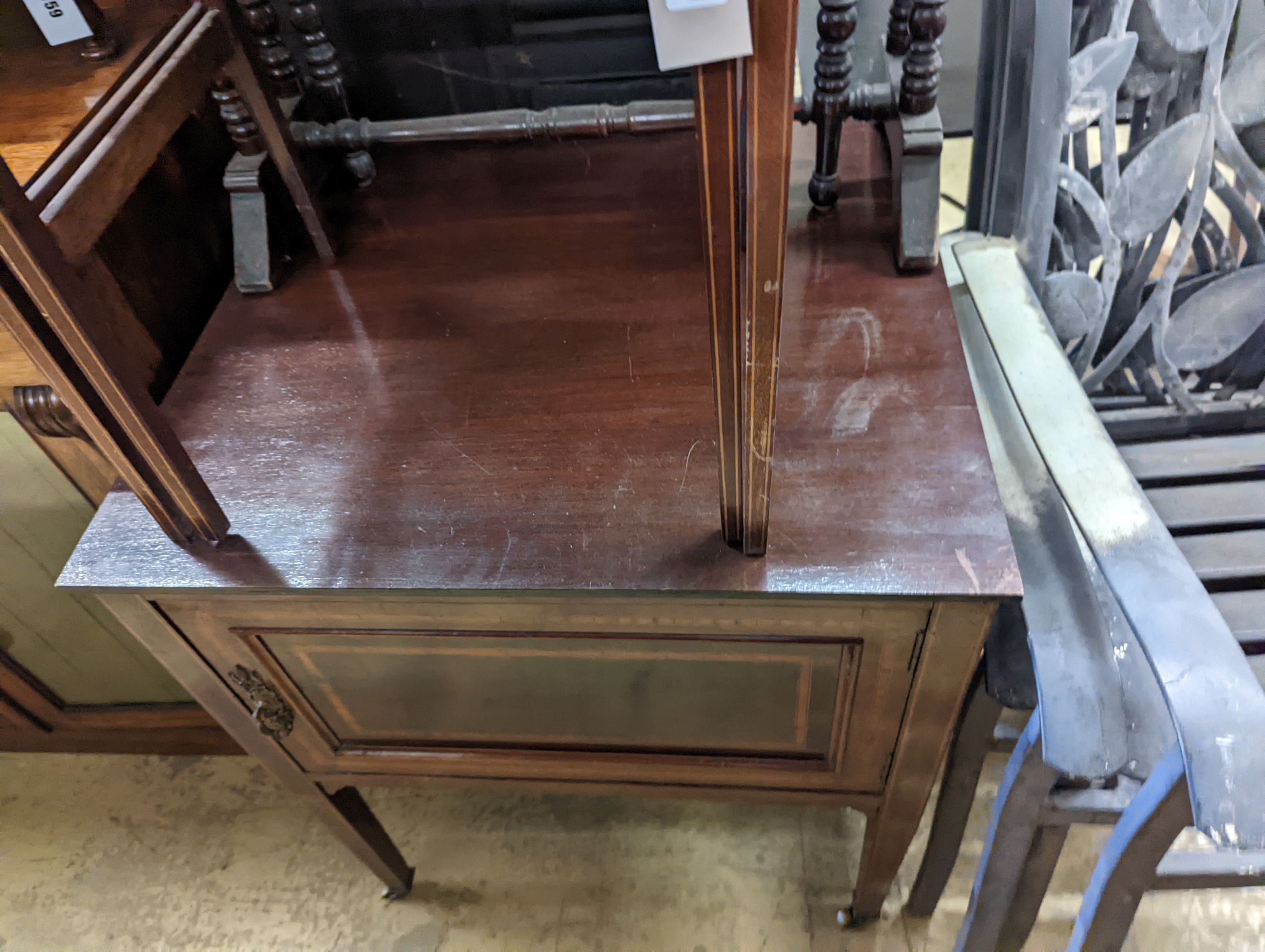 An Edwardian satinwood banded Sutherland table, width 68cm, height 72cm, nest of two tables and a wash stand